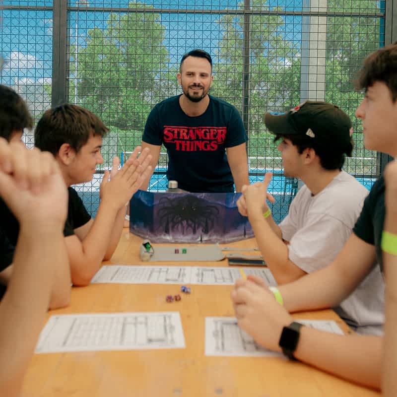 Ragazzi giocano a giochi da tavolo